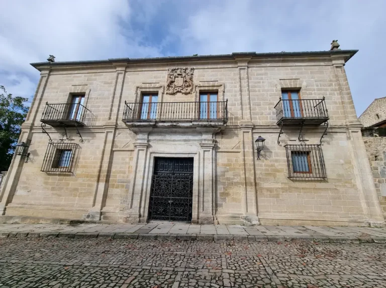 Fachada principal del Palacio de Peredo-Barreda en Santillana del Mar, con el escudo de los Peredo y el balcón de forja