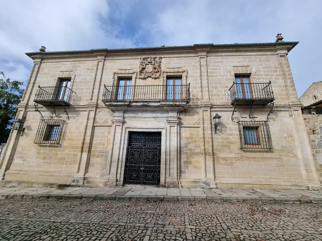 Fachada principal del Palacio de Peredo-Barreda en Santillana del Mar, con el escudo de los Peredo y el balcón de forja