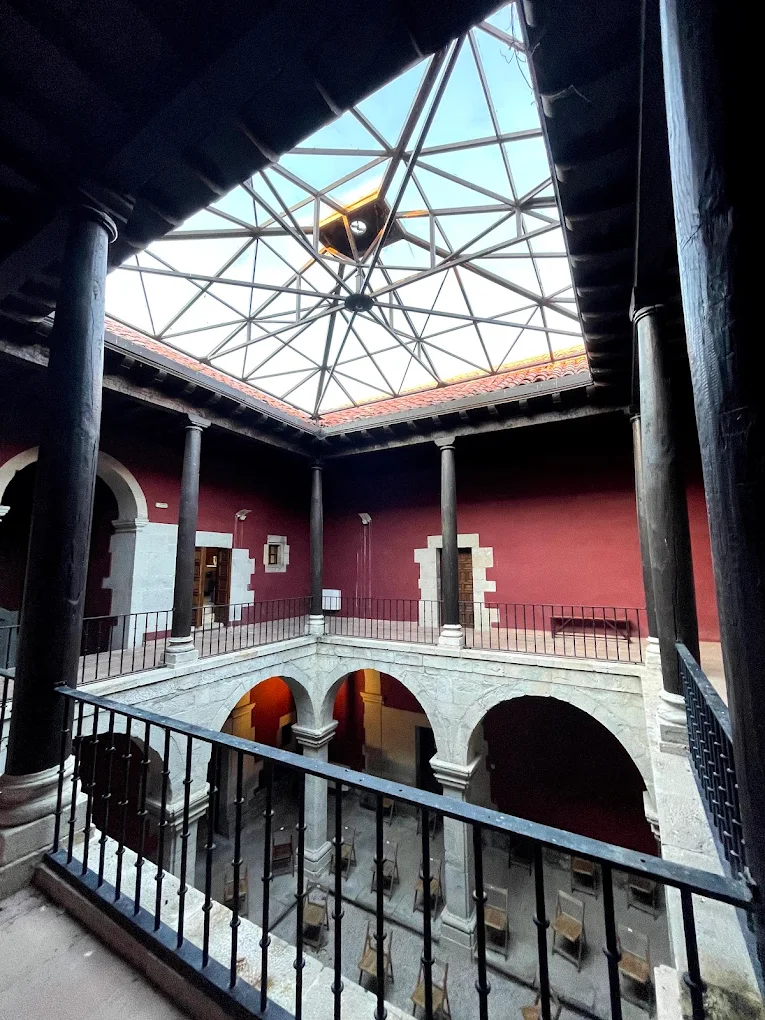 Portalada y escudo de armas de Peredo y Velarde en el Palacio de Peredo
