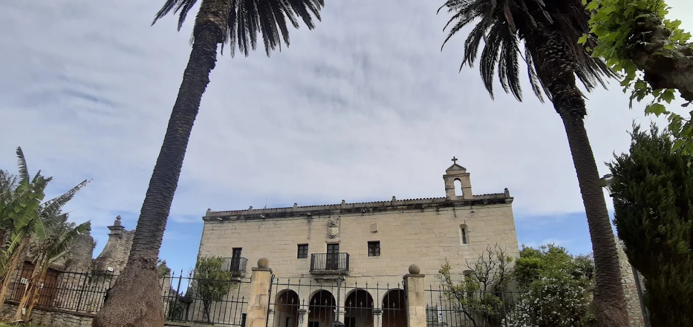 Balcones de forja y ventanas de la fachada del Palacio de Peredo