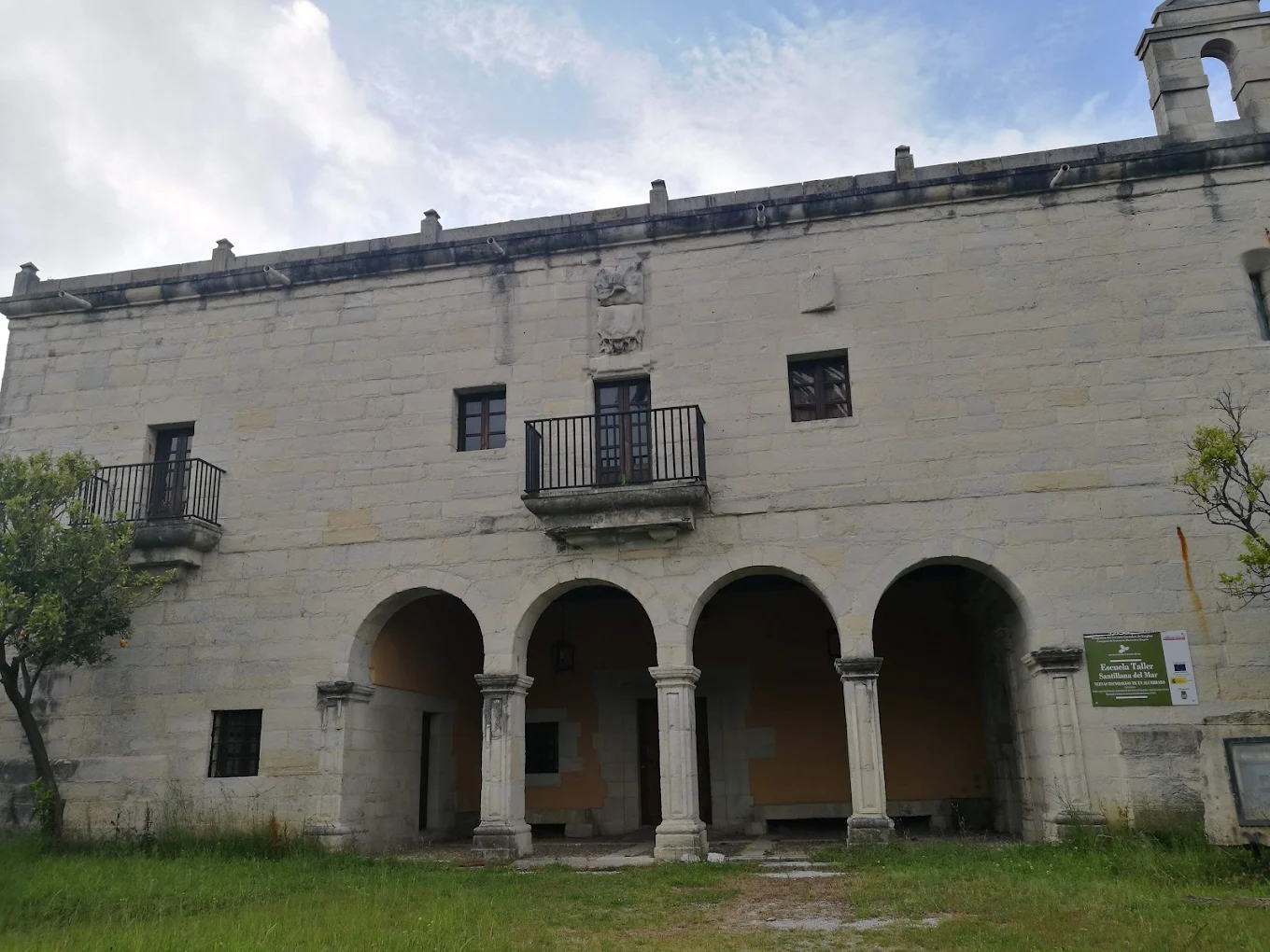 Fachada del Palacio de Peredo en Viveda, Santillana del Mar