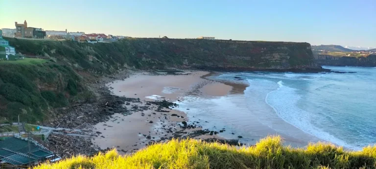 Vista panorámica de la playa de Los Locos desde el mirador superior, con el Castillo de Ceruti al fondo