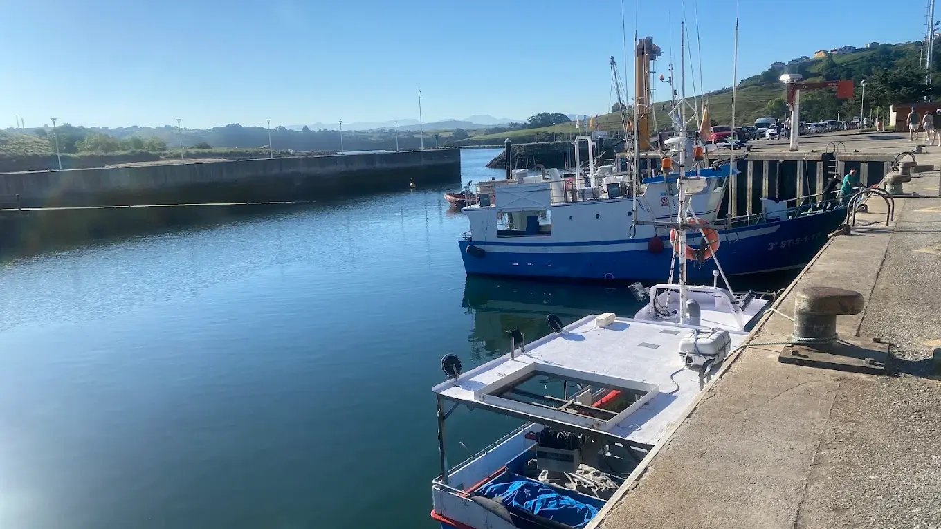Pesqueros amarrados en calma en la dársena del puerto de Suances a primera hora de la mañana
