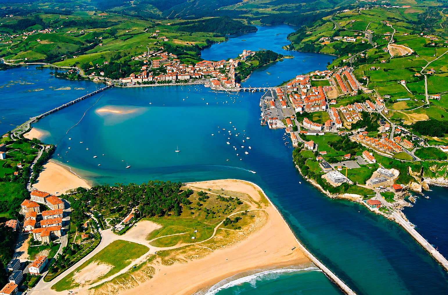 Vista aérea de la ría de San Vicente de la Barquera con la villa, los puentes y las dunas junto a la desembocadura