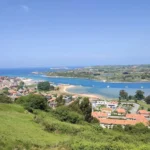 Suances: qué ver, playas, pueblos e historia Vista panorámica de Suances con la ría de San Martín de la Arena y el litoral al fondo