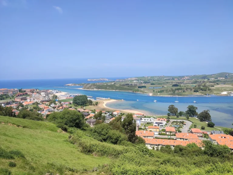 Vista panorámica de Suances con la ría de San Martín de la Arena y el litoral al fondo