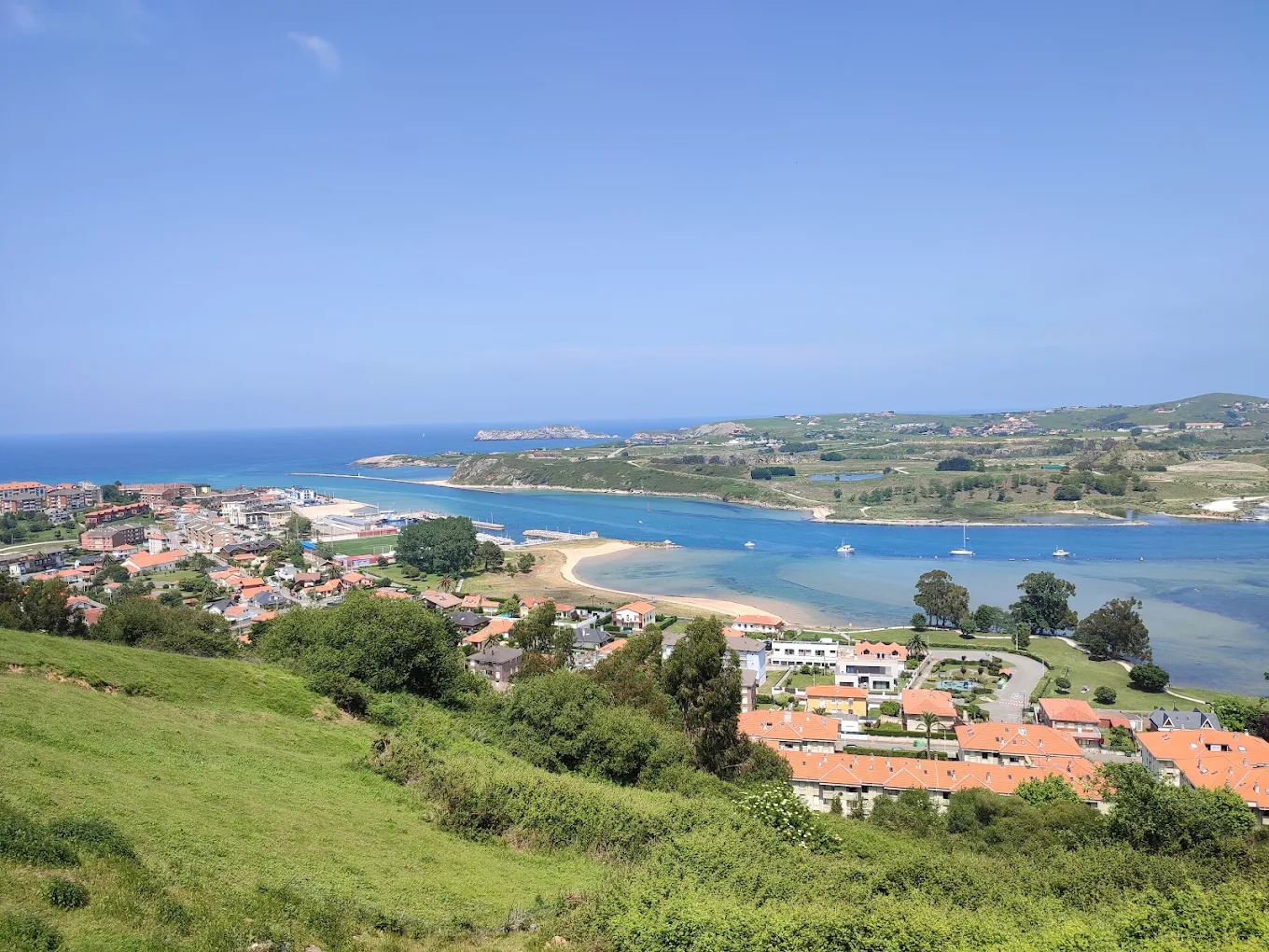 Vista panorámica de Suances con la ría de San Martín de la Arena y el litoral al fondo