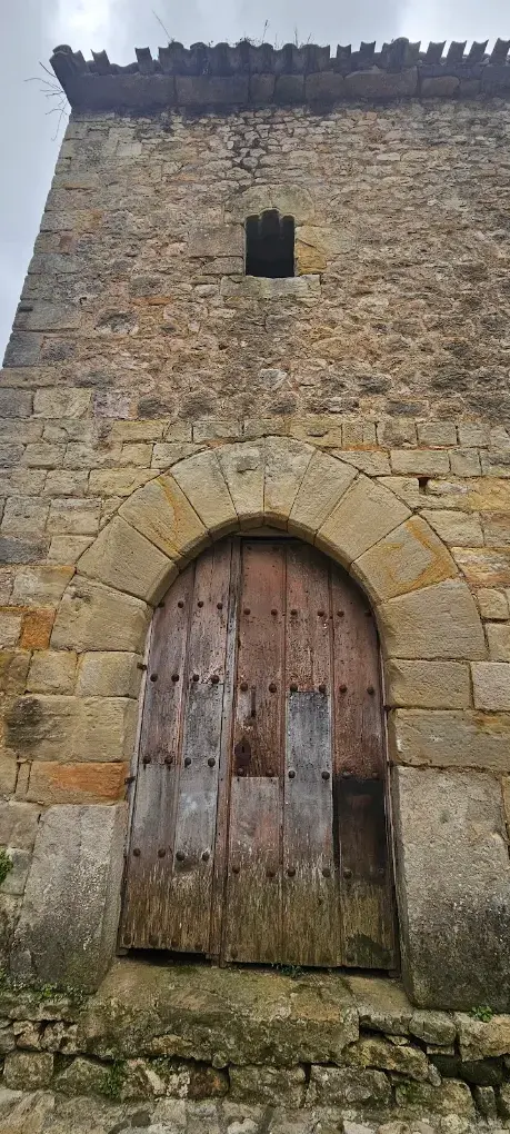 Portada de arco apuntado de la Torre de los Velarde en Santillana del Mar, con un pequeño vano gótico superior