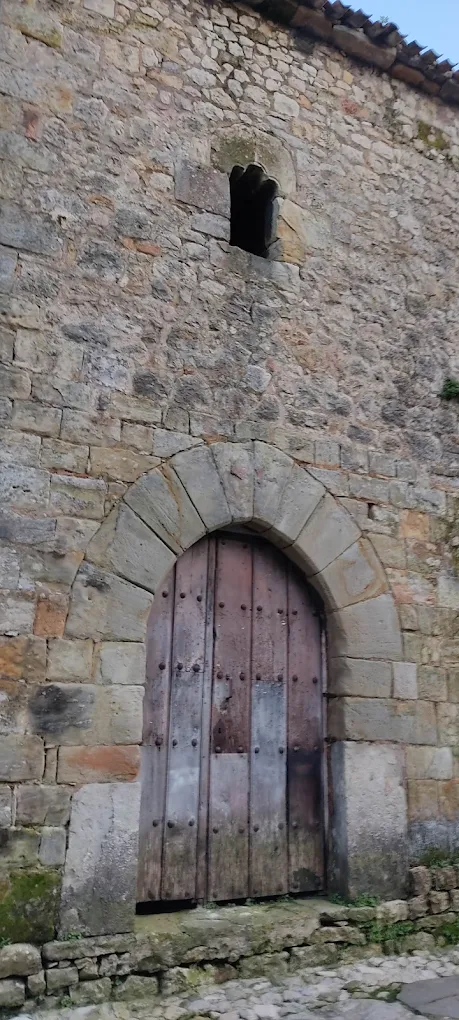 Detalle de la puerta gótica y el vano superior de la Torre de los Velarde en Santillana del Mar