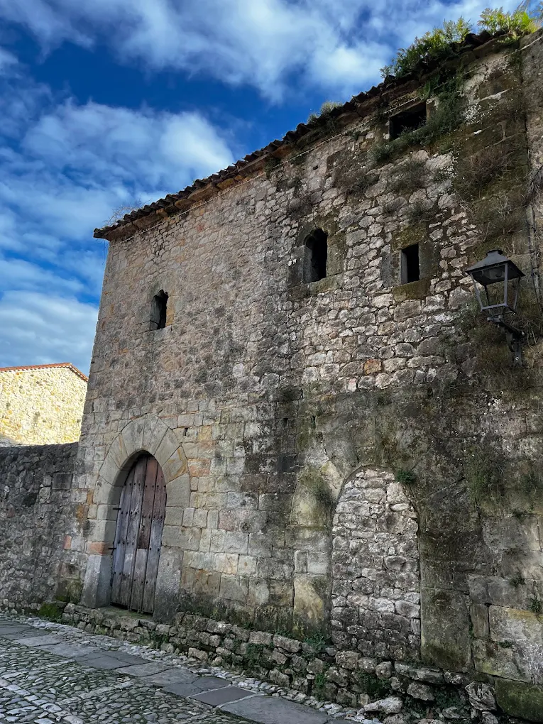 Segunda puerta, hoy tapiada, de la Torre de los Velarde en Santillana del Mar, con signos de deterioro