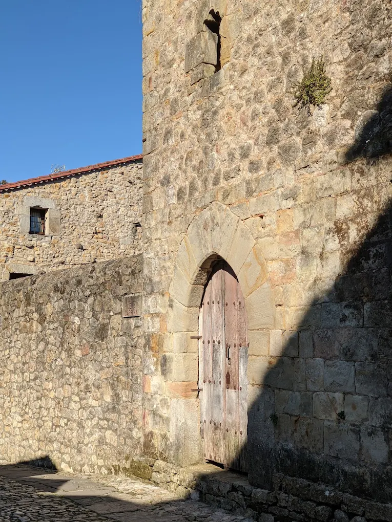 Esquina de la Torre de los Velarde en Santillana del Mar junto a la calle del Cantón