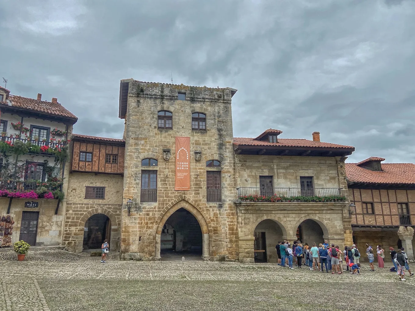 Fachada principal de la Torre de Don Borja en Santillana del Mar, con el cartel de acceso al centro cultural
