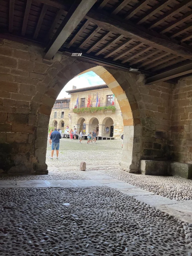 Vista desde el soportal de la Torre de Don Borja hacia el Ayuntamiento de Santillana del Mar