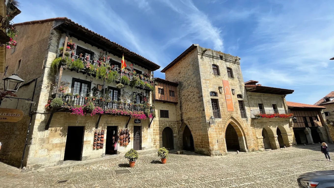 Torre de Don Borja en Santillana del Mar junto a las casonas floridas de la plaza