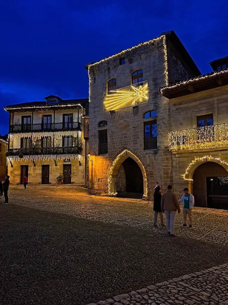Torre de Don Borja de Santillana del Mar iluminada al anochecer