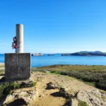 Vértice geodésico Garita en la Punta del Dichoso con vistas a los islotes, la costa de Miengo y el litoral de Suances