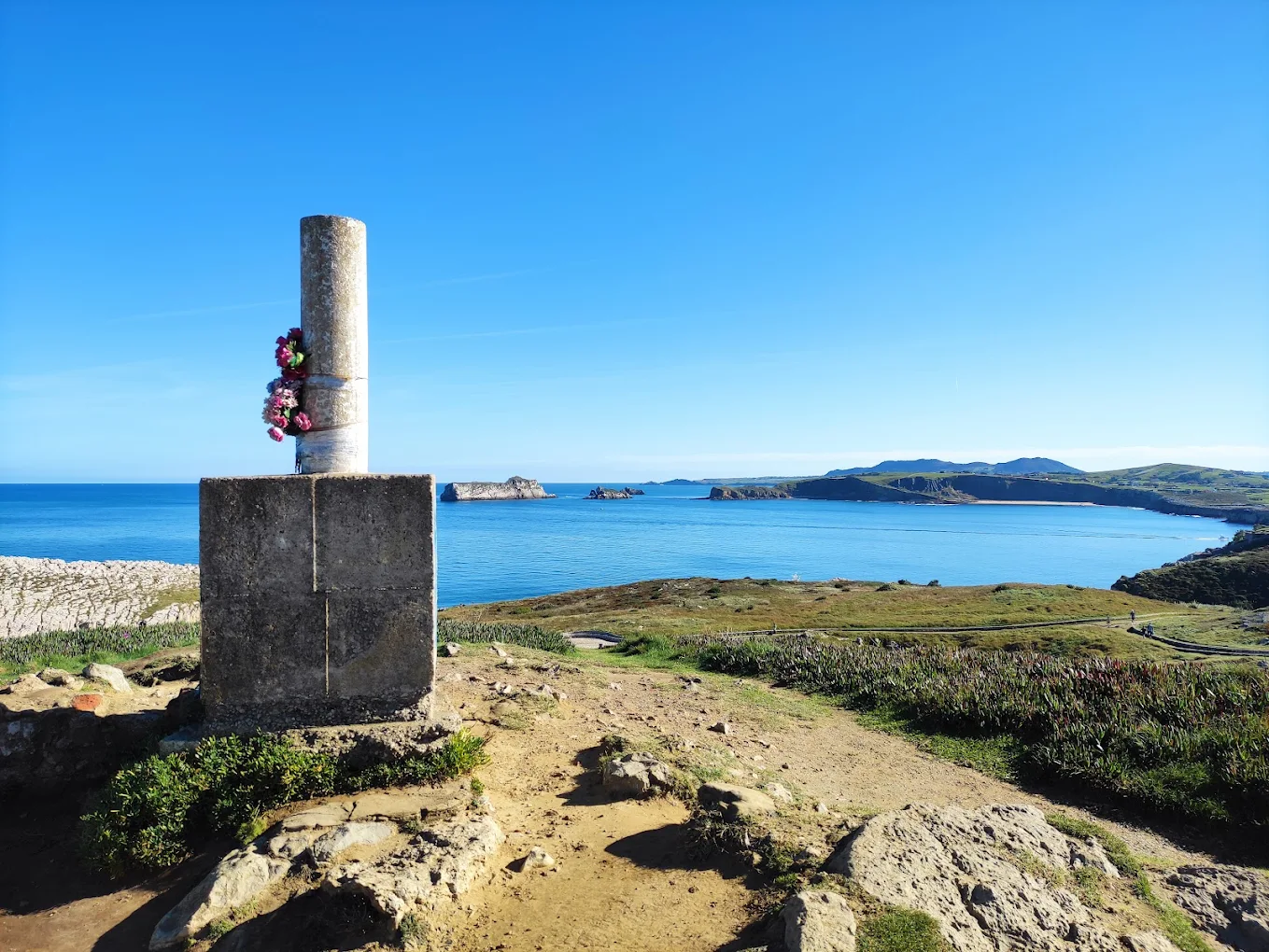 Vértice geodésico Garita en la Punta del Dichoso con vistas a los islotes, la costa de Miengo y el litoral de Suances