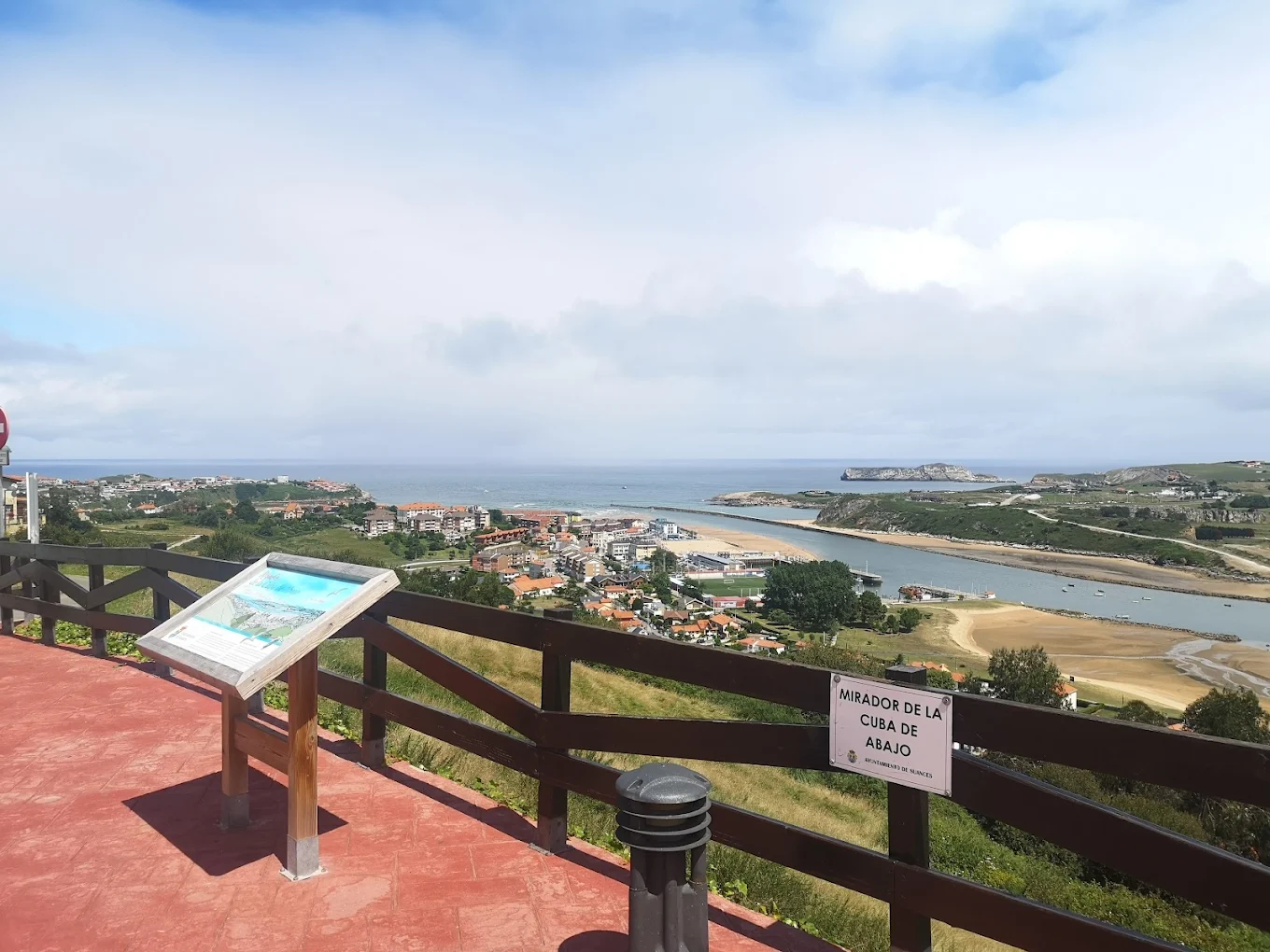 Mirador de la Cuba de Abajo con su cartel identificativo, barandilla y panel informativo sobre la ría de Suances