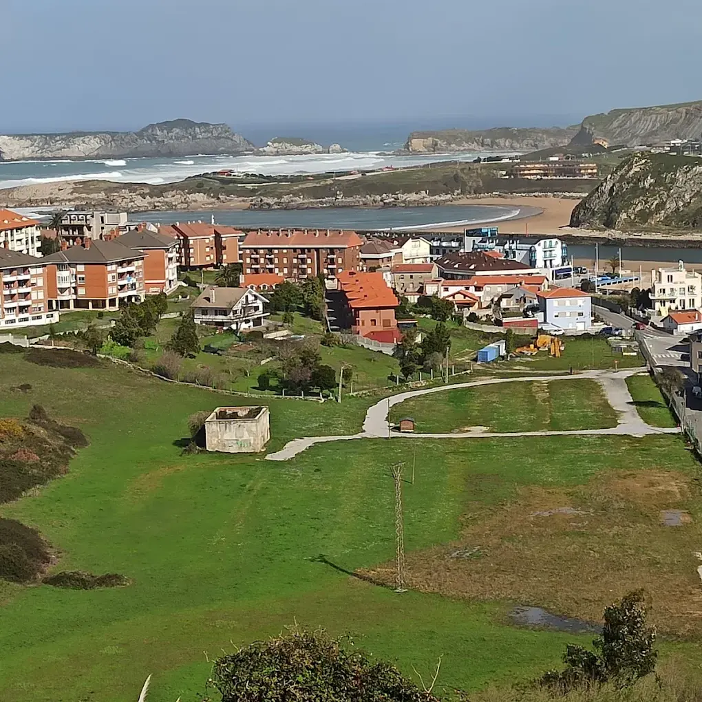 Vista desde La Cuba hacia la playa de La Concha, los islotes y los acantilados de la costa de Suances