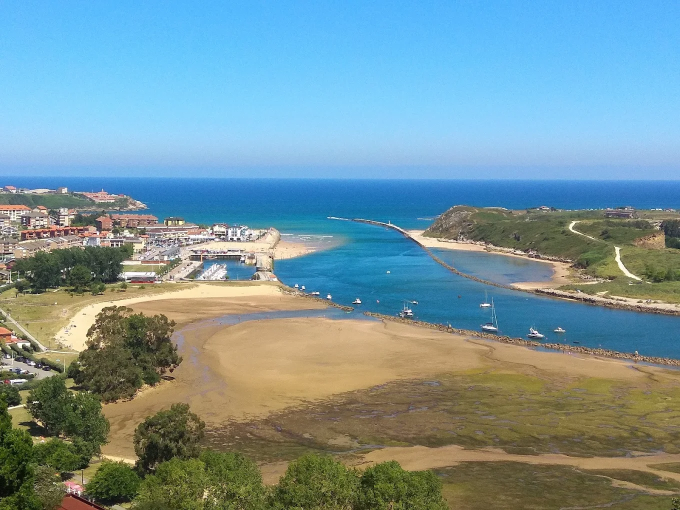 Panorámica soleada desde el Mirador de la Cuba de la desembocadura, el puerto y las playas de Suances