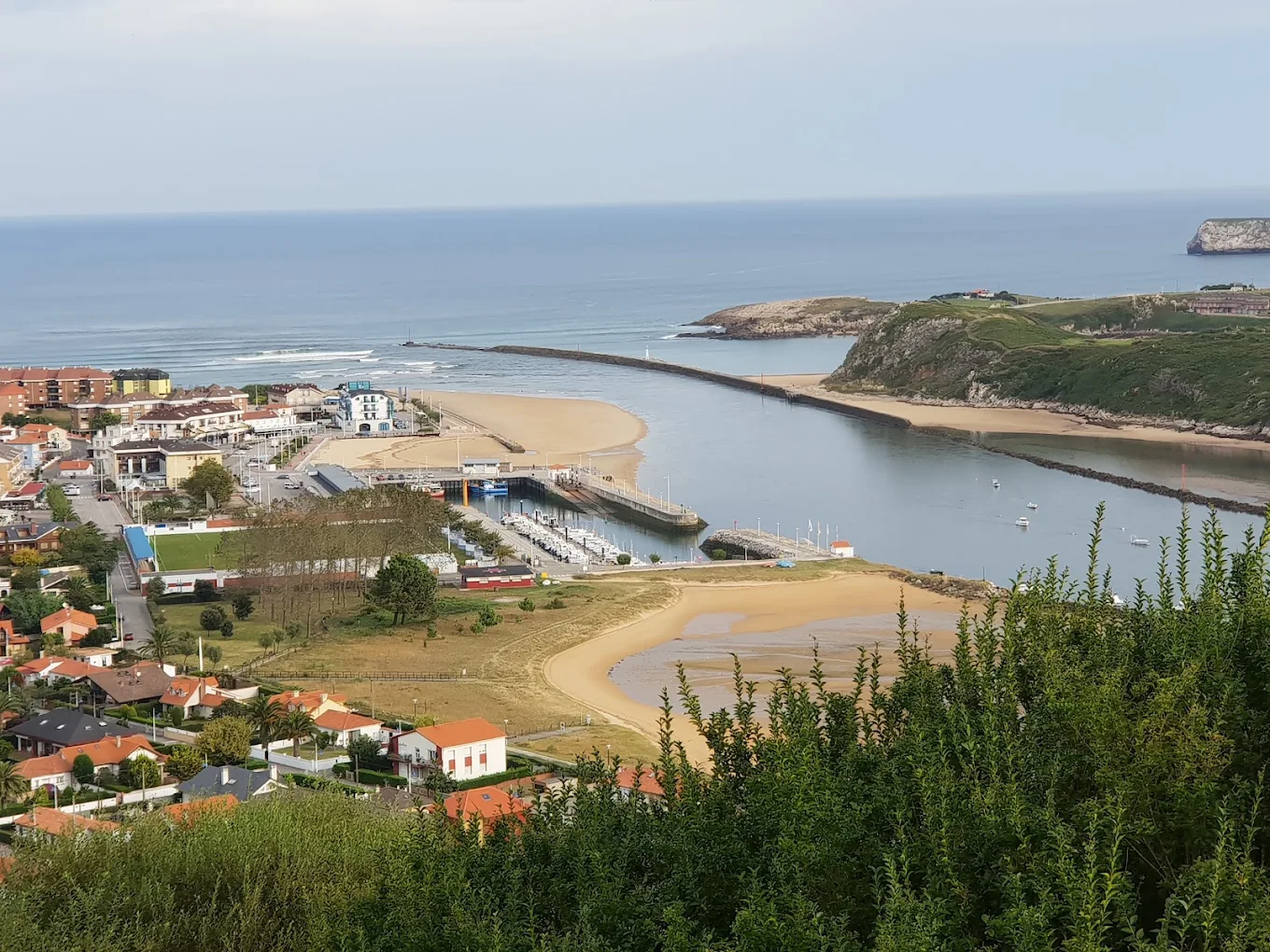 Vista panorámica desde el Mirador de la Cuba de la ría de San Martín de la Arena, el puerto y las playas de Suances con marea baja