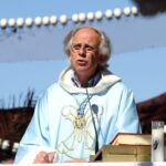 Sermones del cura de Suances — 2026 Don Baldomero Maza Aja, párroco de Suances, predicando en una misa al aire libre