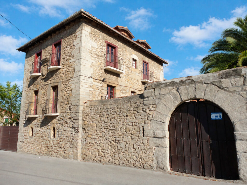 Casa y Torre de los González de Barreda en Cortiguera, Suances