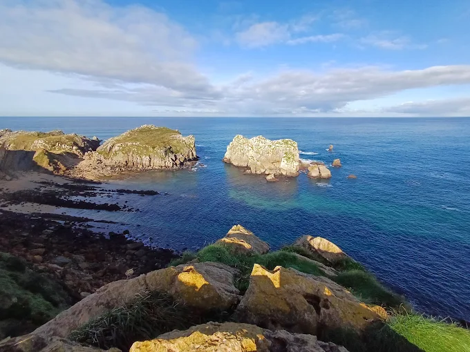 Islotes rocosos del Geoparque Costa Quebrada vistos desde el acantilado