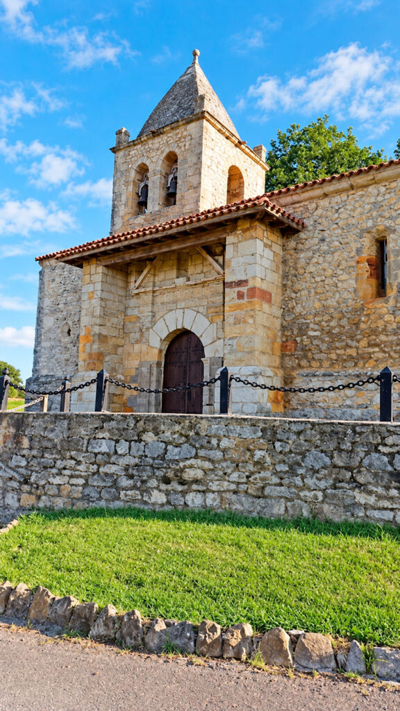 Iglesia de Santiago de Ongayo - vista 2