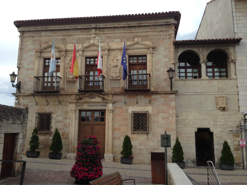 Ayuntamiento de San Vicente de la Barquera, Palacio de la familia de los Corro