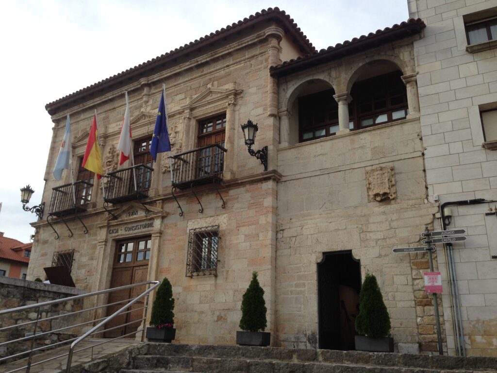 Palacio de los Corro, Ayuntamiento de San Vicente de la Barquera - vista 2