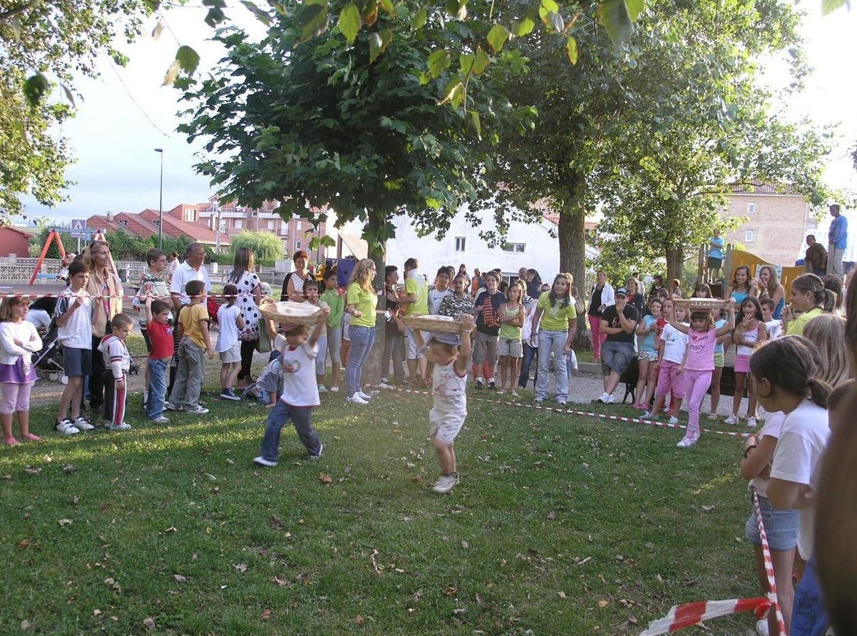 Grupo de Danzas Virgen de Las Lindes y del Carmen en las festividades