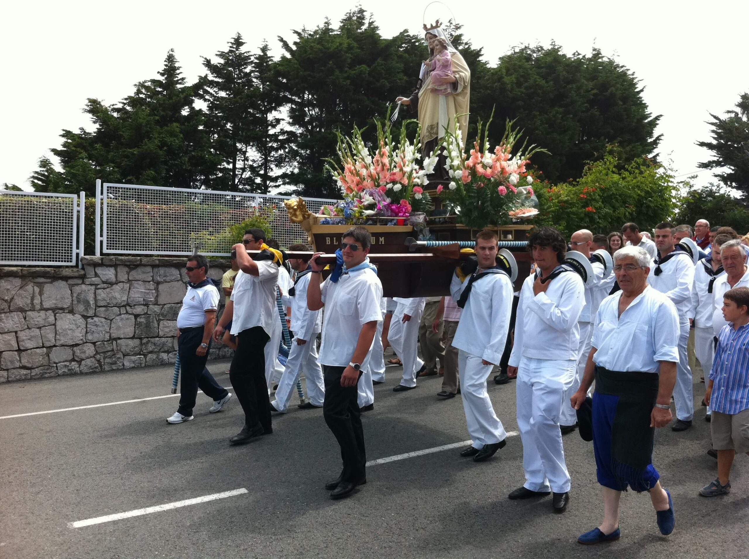 Marineros y cofrades acompañando la procesión de la Virgen del Carmen