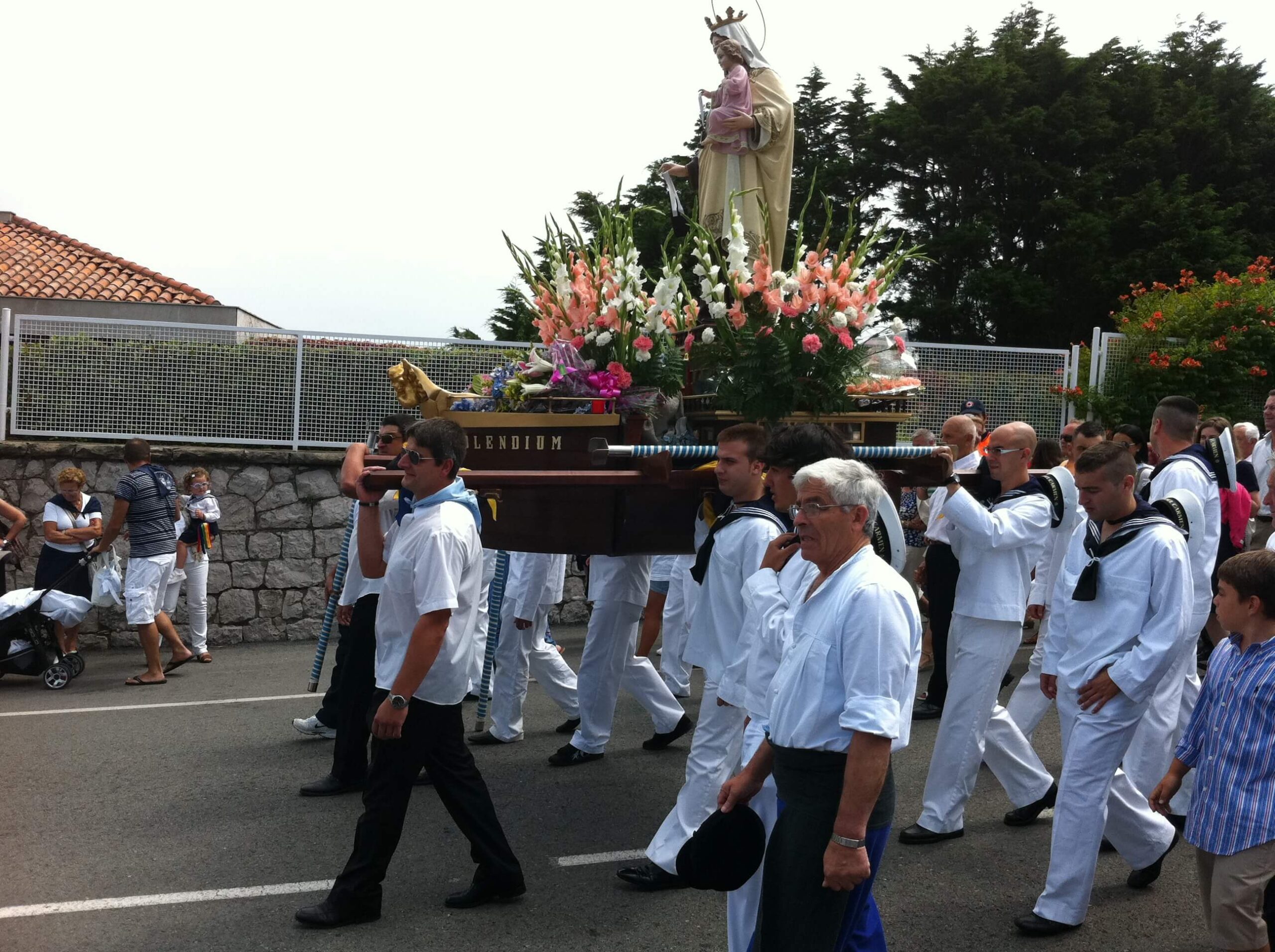 Ría de San Martín con embarcaciones participando en la procesión marítima