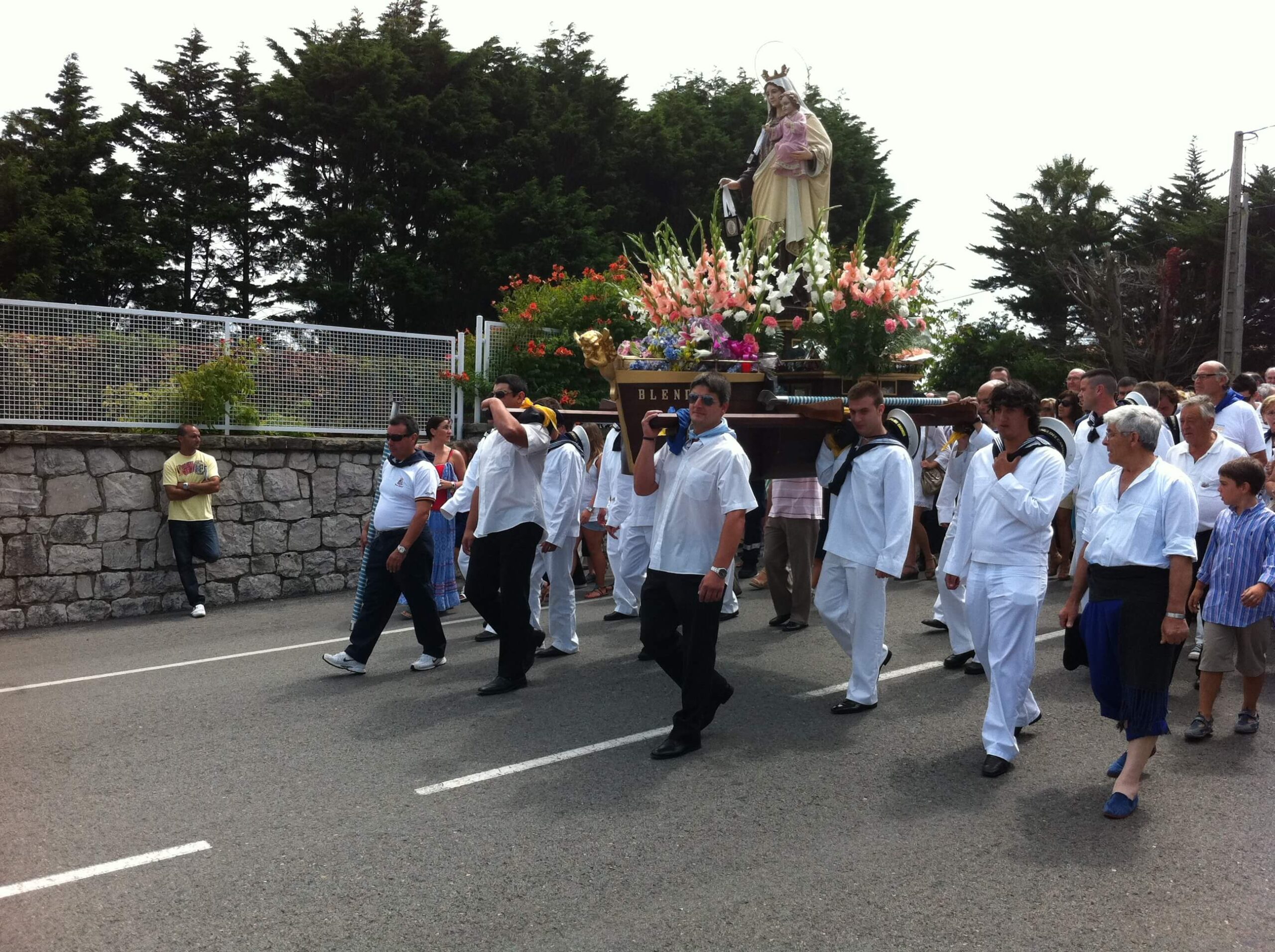 Procesión marinera de la Virgen del Carmen: imagen embarcada en lancha engalanada