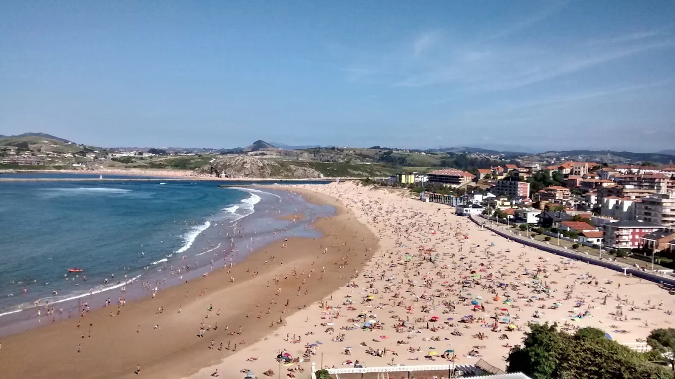 Arena y orilla en la playa de La Concha de Suances