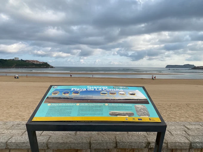 Paseo marítimo frente a la playa de La Concha de Suances