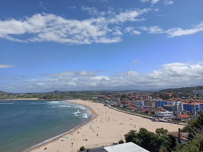 Puesto de salvamento y banderas en la playa de La Concha de Suances