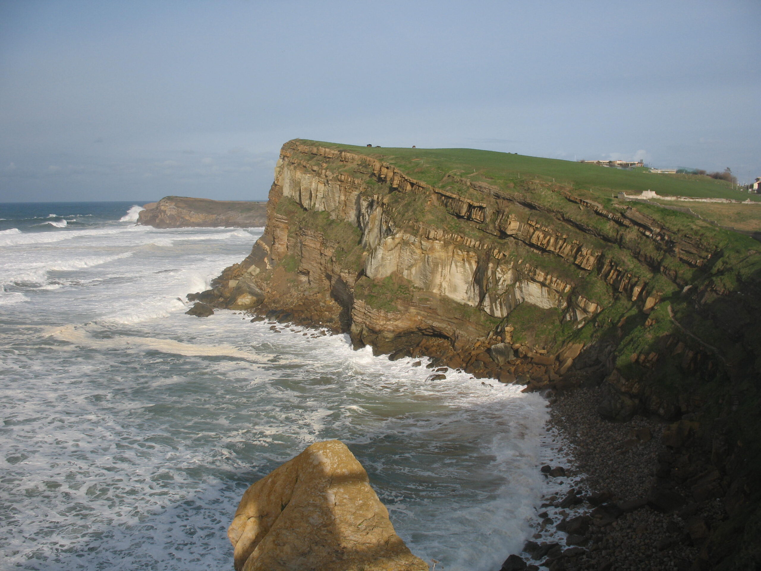 Playa de La Tablía en Suances vista desde el borde del acantilado