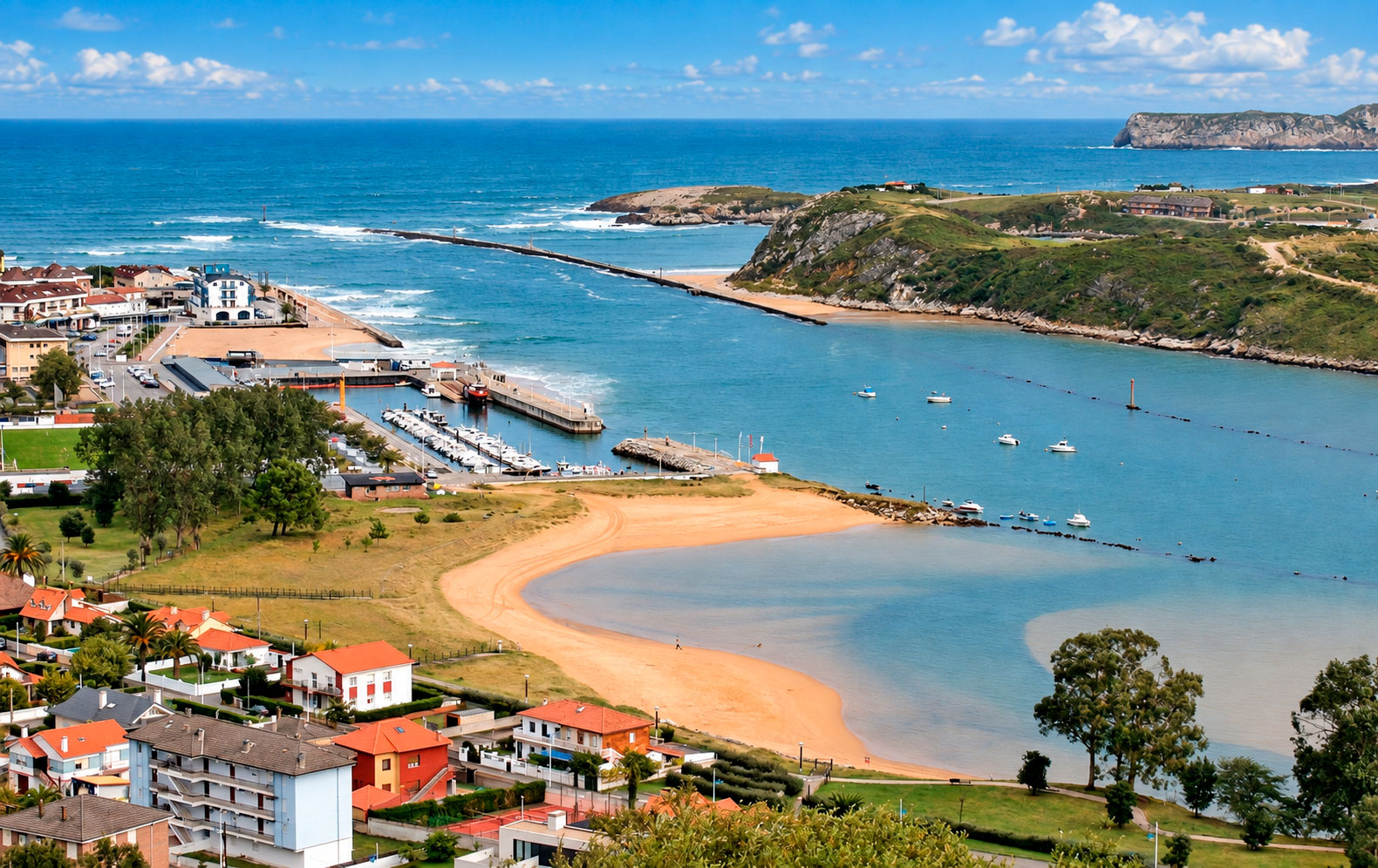 Arena y orilla en la playa de La Ribera de Suances