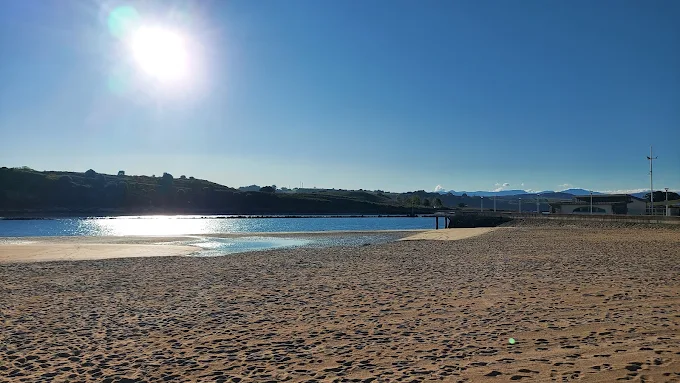 Vista panorámica de la playa de La Ribera de Suances
