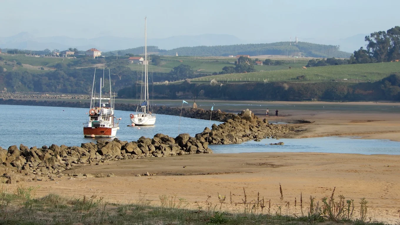Vista general de la playa de La Riberuca desde el parque de La Ribera