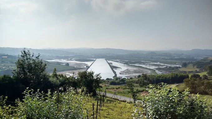 Vista de la ría de San Martín desde el carril bici de Suances