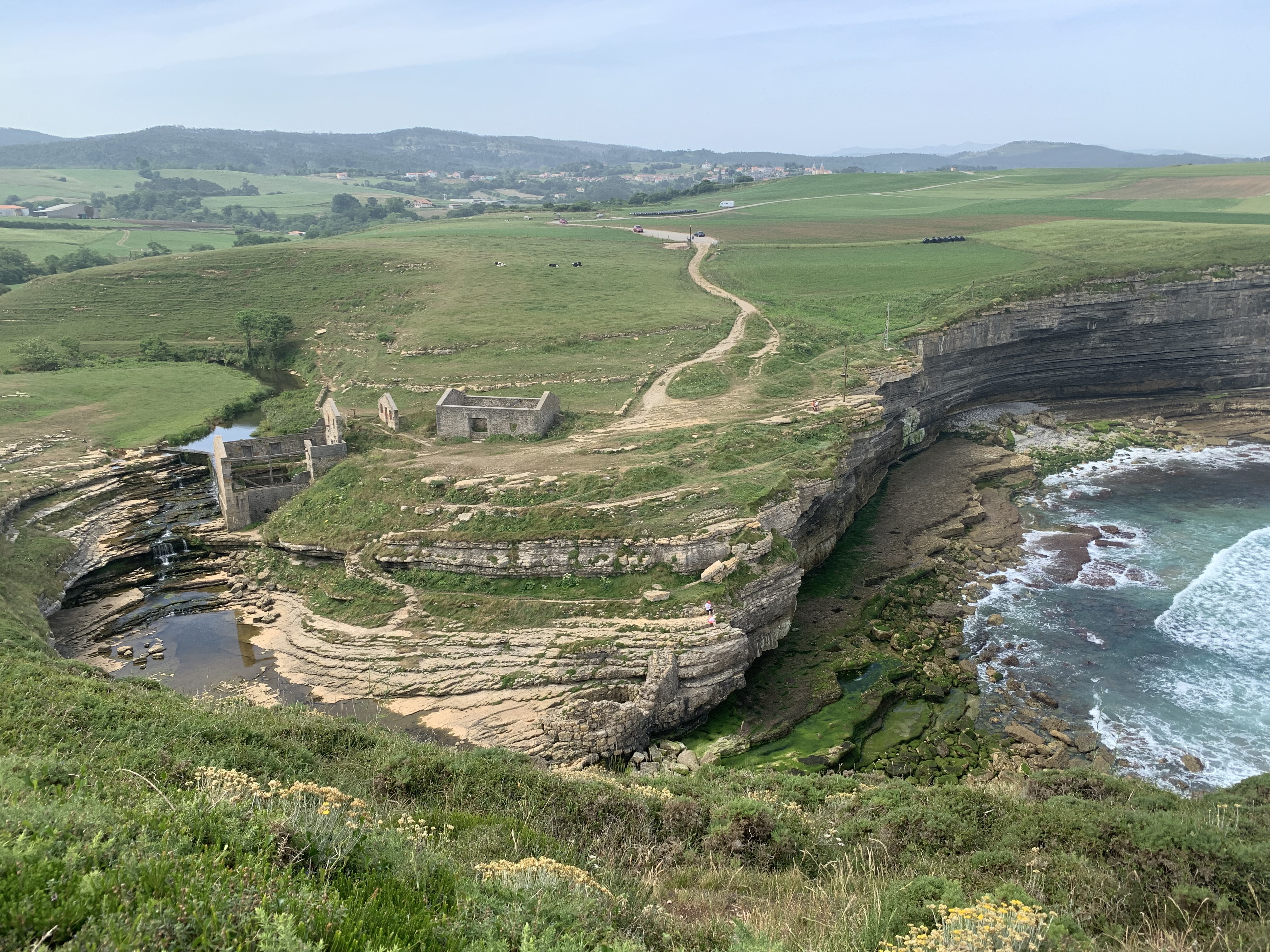 Acantilados de El Bolao, cascada del arroyo de La Presa y restos del molino junto al mar Cantábrico