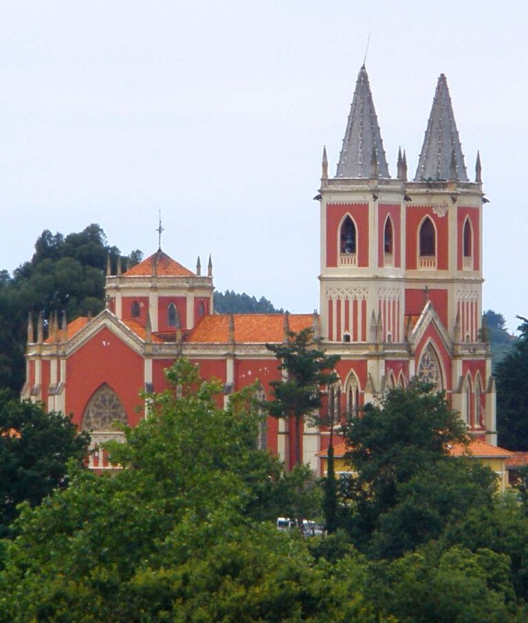Iglesia de San Pedro Ad Víncula en Cóbreces, Alfoz de Lloredo