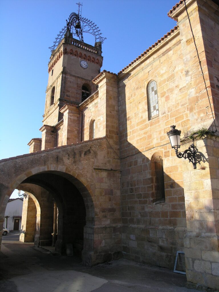 Portada y torre de la iglesia de Nuestra Señora de la Asunción en Novales