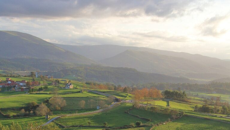 Vista panorámica del valle y del núcleo rural de Rudagüera