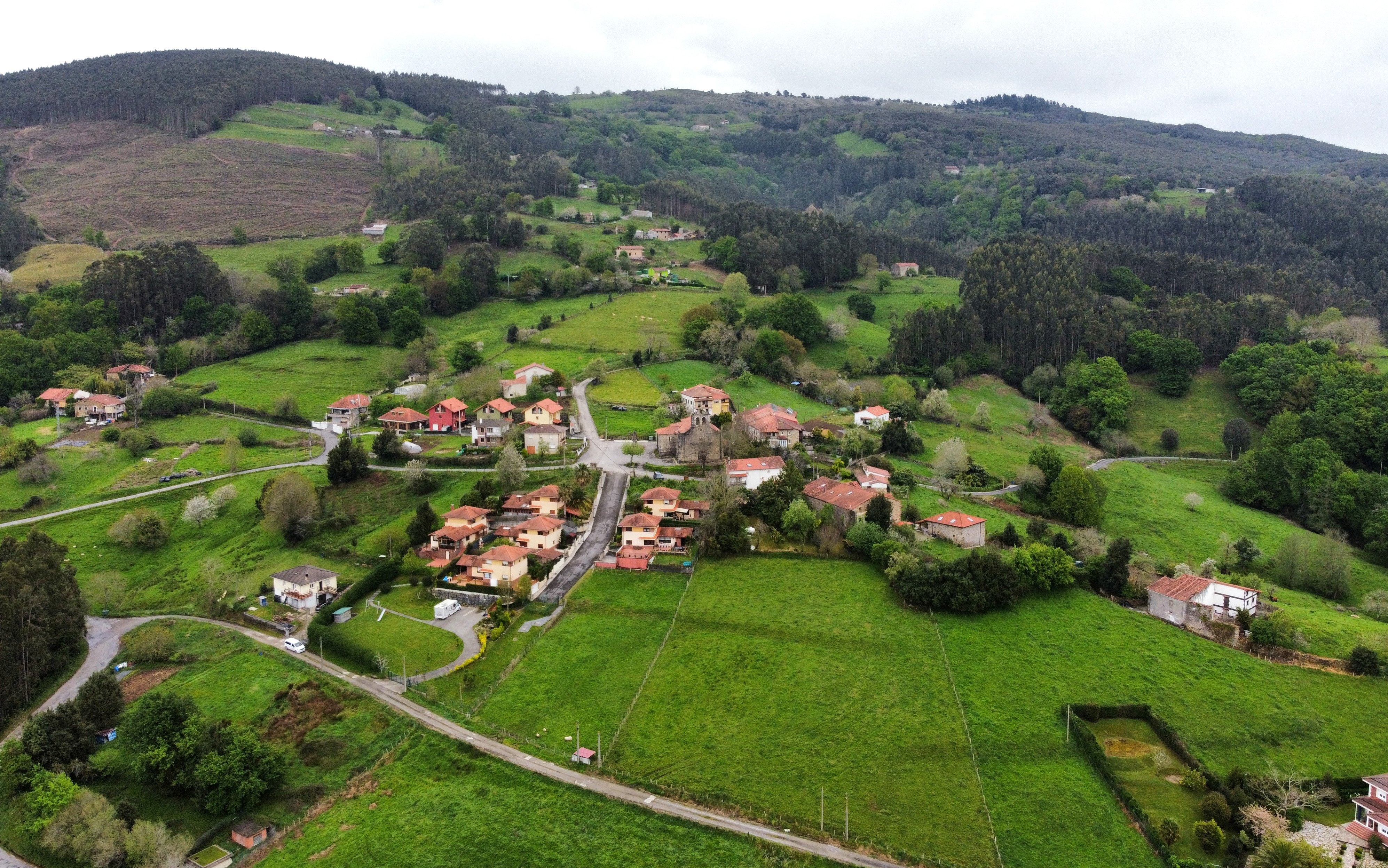 Vista aérea del núcleo rural de Cerbiago, Ampuero