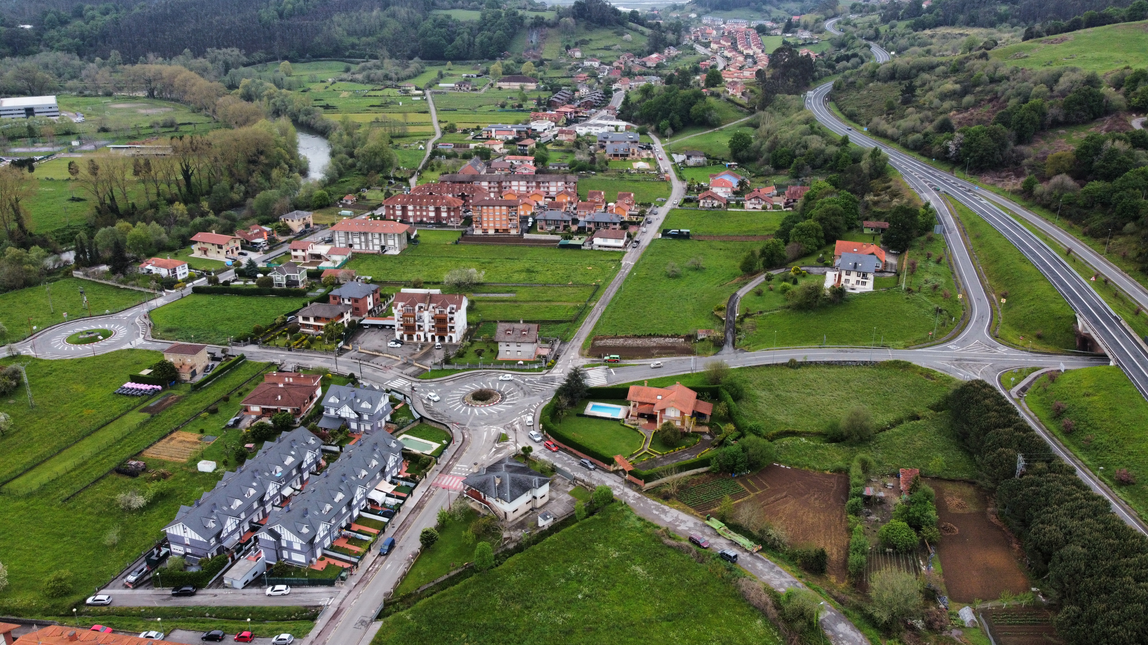 Vista aérea de El Camino y su entorno rural, Ampuero