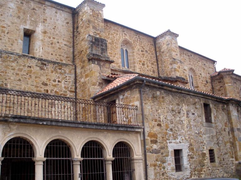 Exterior de la iglesia de Santa María de Ampuero